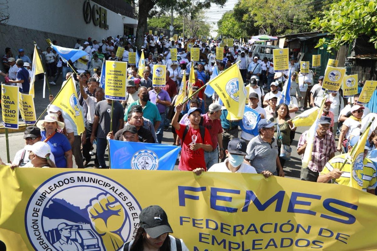 Federación de Empleados Municipales de El Salvador (@femes_sv) on Twitter photo Atención, mucha atención.
Trabajadores municipales de El Salvador:
En la <a href="/AsambleaSV/">Asamblea Legislativa 🇸🇻</a> se está construyendo una nueva ley. Esta ley propone trasladar a los trabajadores de limpieza de todas las alcaldías a una nueva empresa.
Esto anuncia posibles vientos de privatización y Atención, mucha atención.
Trabajadores municipales de El Salvador:
En la <a href="/AsambleaSV/">Asamblea Legislativa 🇸🇻</a> se está construyendo una nueva ley. Esta ley propone trasladar a los trabajadores de limpieza de todas las alcaldías a una nueva empresa.
Esto anuncia posibles vientos de privatización y