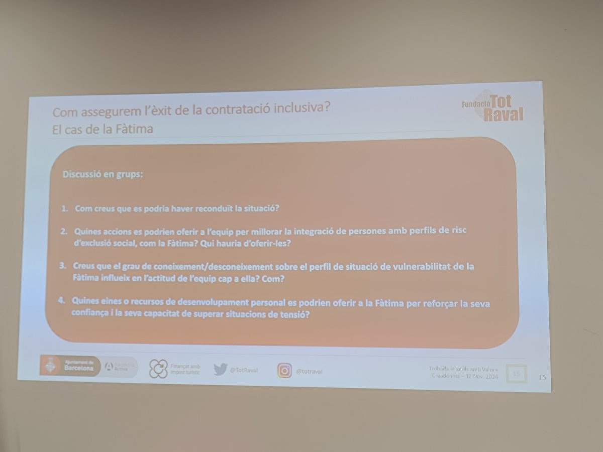 TotRaval's tweet image. Els i les participants van participar en la dinàmica "Canviem de sabates", que els va permetre reflexionar sobre la influència dels privilegis en la contractació, i posteriorment van treballar en grups sobre diversos casos pràctics a partir dels quals van debatre.