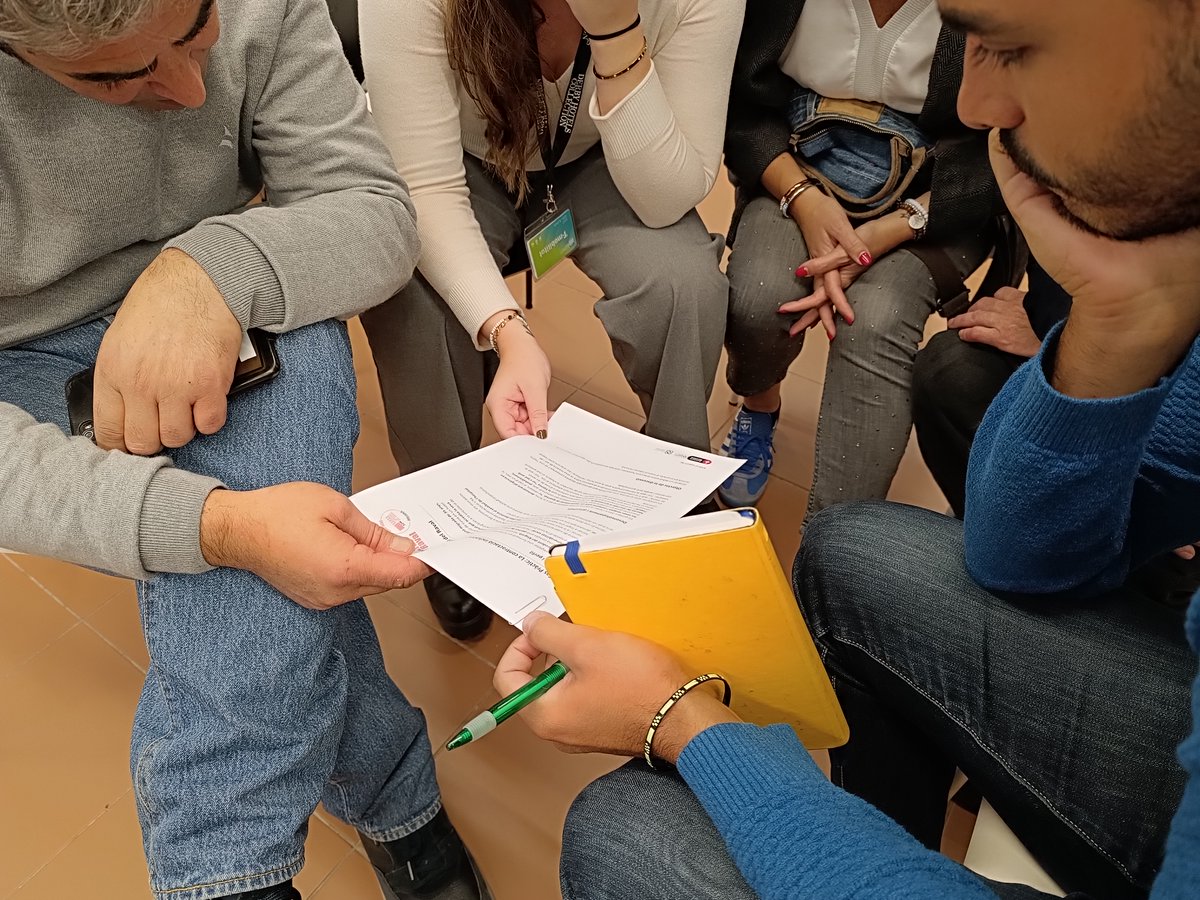 TotRaval's tweet image. Els i les participants van participar en la dinàmica "Canviem de sabates", que els va permetre reflexionar sobre la influència dels privilegis en la contractació, i posteriorment van treballar en grups sobre diversos casos pràctics a partir dels quals van debatre.