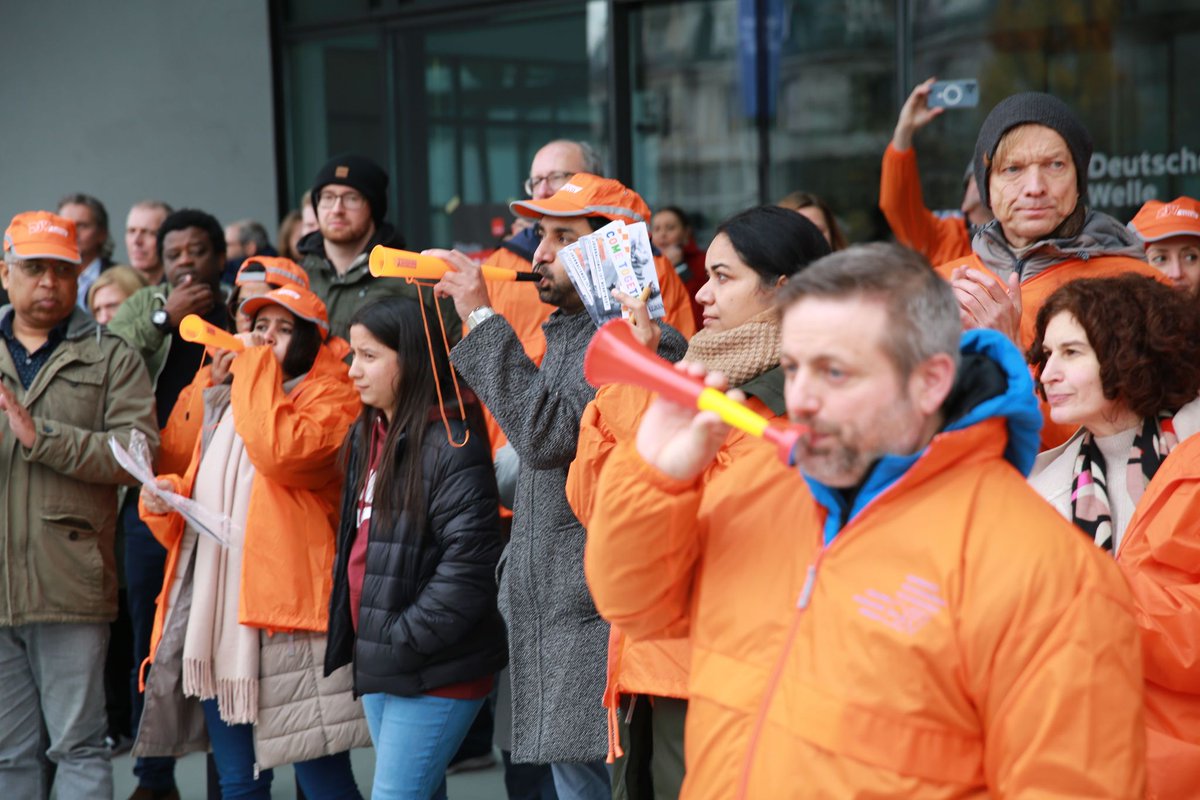DJV NRW (@djv_nrw) on Twitter photo +++ STREIK BEI DER DW IN BONN UND BERLIN +++
Geht es nach der DW, werden die Kolleg:innen weniger in der Tasche haben. 😠 Die Inflation soll nicht ausgeglichen werden. Die <a href="/DeutscheWelle/">DW Deutsche Welle</a> bewegt sich mit ihrem Angebot im Schneckentempo >>> djv-nrw.de/cometogether +++ STREIK BEI DER DW IN BONN UND BERLIN +++
Geht es nach der DW, werden die Kolleg:innen weniger in der Tasche haben. 😠 Die Inflation soll nicht ausgeglichen werden. Die <a href="/DeutscheWelle/">DW Deutsche Welle</a> bewegt sich mit ihrem Angebot im Schneckentempo >>> djv-nrw.de/cometogether