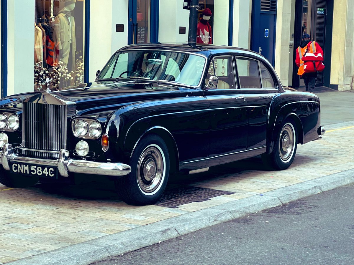 Is it suddenly November 1964 all over again? A concours quality Silver Cloud III by Mulliner Park Ward basking in the sunshine outside Wilton’s this lunchtime, awaiting its fortunate owner. Glorious. <a href="/rollsroycecars/">Rolls-Royce Motor Cars</a> <a href="/wiltons1742/">WILTONS Restaurant</a> #elegance