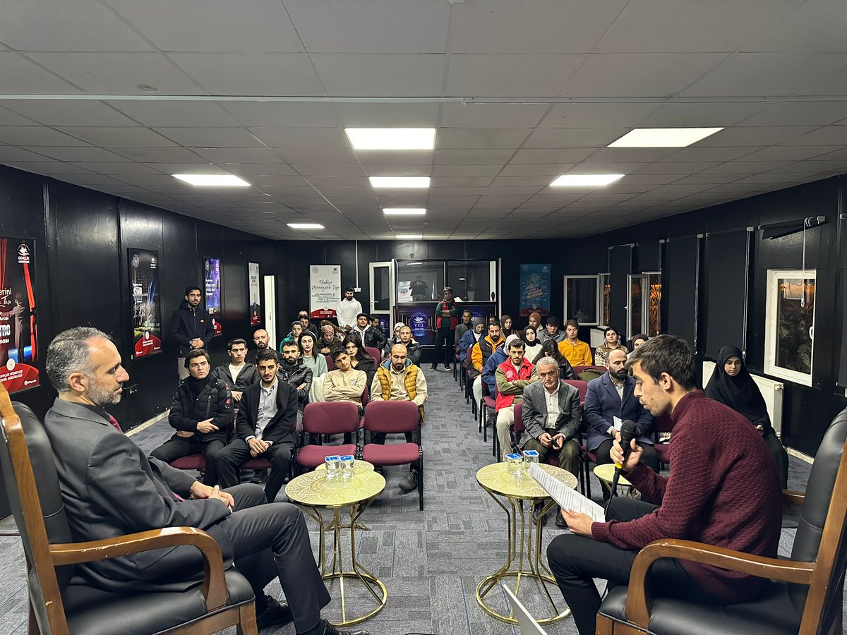 İl Müftümüz Dr. Mehmet Sırrı Şık; Yüzüncü Yıl Üniversitesi Genç Ofis Konferans Salonunda *“Mesleki Tecrübe ve Bilgi Paylaşımı”* konulu Hasbihal programı gerçekleştirmek üzere İlahiyat Fakültesi Öğrencileri ile bir araya geldi.
<a href="/DrMehmetSrrk1/">Dr. Mehmet Sırrı Şık</a>