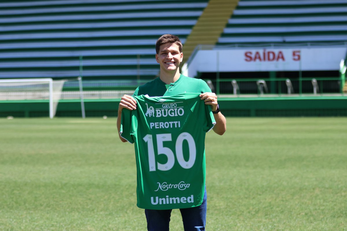 ChapecoenseReal's tweet photo. Marca histórica! 🇳🇬

Na manhã desta quarta-feira (13), em coletiva de imprensa, o atacante Perotti recebeu uma homenagem em alusão aos 150 jogos completados com a camisa da Chapecoense.

A marca foi atingida no duelo contra o Novorizontino, no dia 02 de novembro. Ao todo, Perotti soma 152 partidas e 43 gols pelo Verdão.

Desejamos ainda mais sucesso com o nosso manto, Perotti! 💚

📸 Julliana Paulino | ACF

#VamosChape #SomosMaisQue11