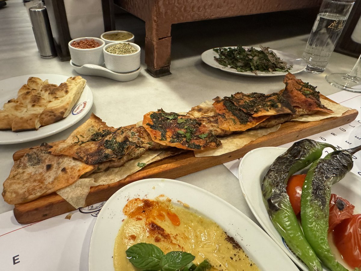 WineEveryday's tweet photo. Last nights wine: Doluca.
A dry white wine from Thrace, Turkey. Made from Sultaniye, Sémillon.
Enjoyed with a Mediterranean Mezze at Kenan Usta, Istanbul, Türkiye
#TurkishWine
@KenanUstaOcakbasi https://t.co/ajzqLIVzgt
