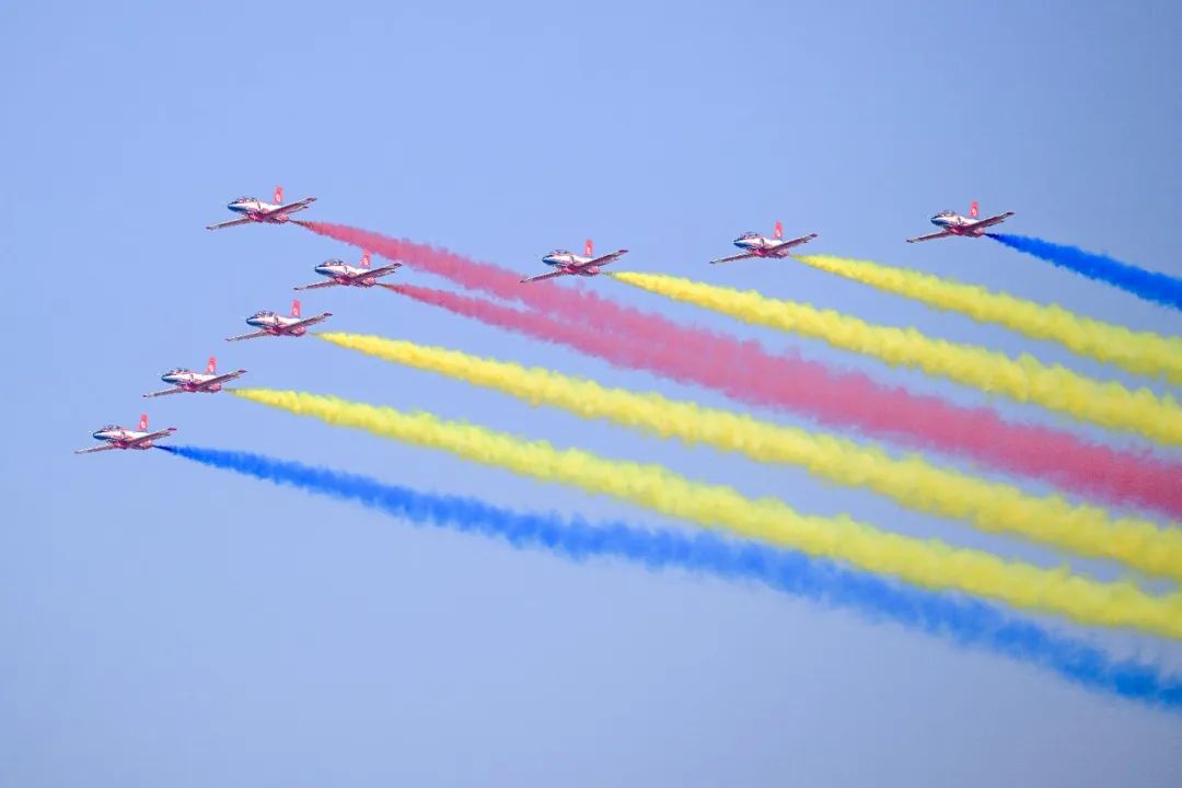 DongguanZ's tweet photo. China's largest air show opened in Zhuhai yesterday with a grand display of its aircraft and an aerobatics performance. https://t.co/9LfoO3YclO