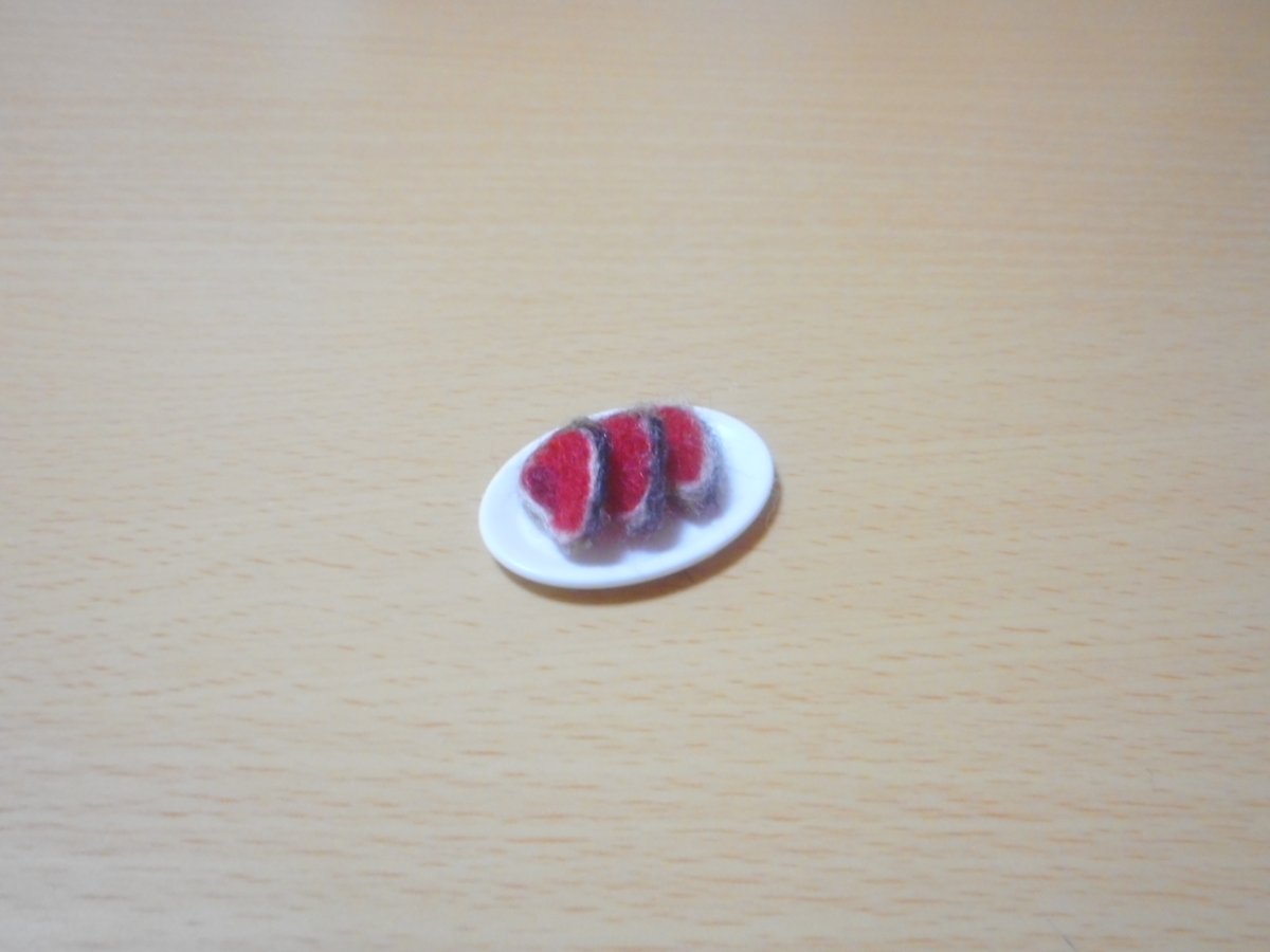 amarimyouga's tweet photo. 鰹の叩き。
 #羊毛フェルト #かつおのたたき https://t.co/Un69Il6Vx1