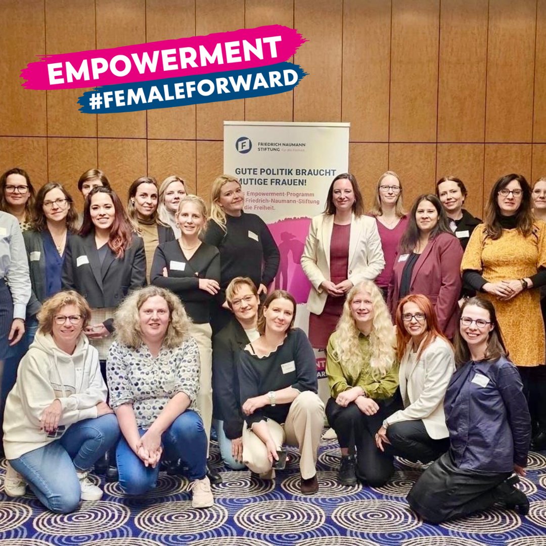 FNFreiheit's tweet photo. 🚀🙋‍♀️ Am 7. November startete das Empowerment-Programm der Friedrich-Naumann-Stiftung in die nächste Runde: 24 engagierte Frauen aus ganz Deutschland kamen zum Kick-off in Berlin zusammen.

In drei intensiven Tagen standen das gegenseitige Kennenlernen und der Austausch über die aktuelle politische Situation im Mittelpunkt. Ein Highlight war der Besuch der FDP-Bundesgeschäftsstelle, wo Bundesgeschäftsführer @CarstenReymann die Teilnehmerinnen persönlich begrüßte. Gemeinsam mit unserer Schirmherrin @MarenJasper und weiteren Vertreterinnen der Stiftung wurde über aktuelle politische Herausforderungen diskutiert.

Ein inspirierender Auftakt für ein starkes Netzwerk liberaler Frauen! 💪✨

#femaleforward #femaleleadership #femaleempowerment #jetzterstrecht