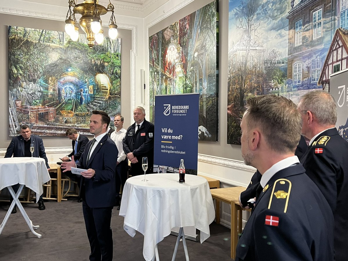 BennyEngelbrech's tweet photo. Tillykke @simonkollerup der i dag holder tiltrædelsesreception som præsident for @BEREDSKAB 
Tak til @janjohansen16 der har bestridt posten med stor arbejdsiver hidtil #dkpol https://t.co/VlzYlI1CmI