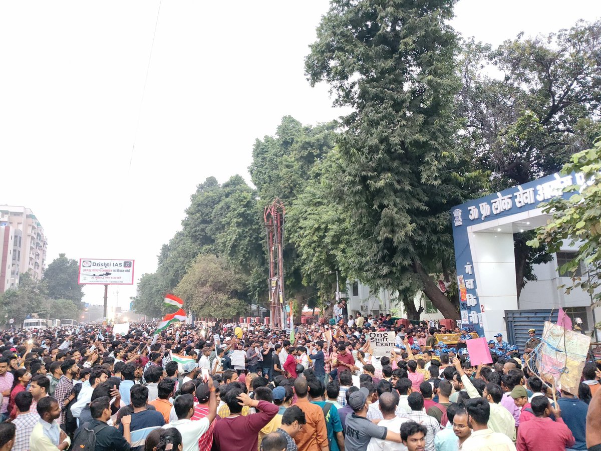 विनय न मानत जलधि जड़ गए तीन दिन बीत । 
बोले राम सकोप तब भय बिन होय न प्रीत।
#UPPCS_ROARO_ONESHIFT