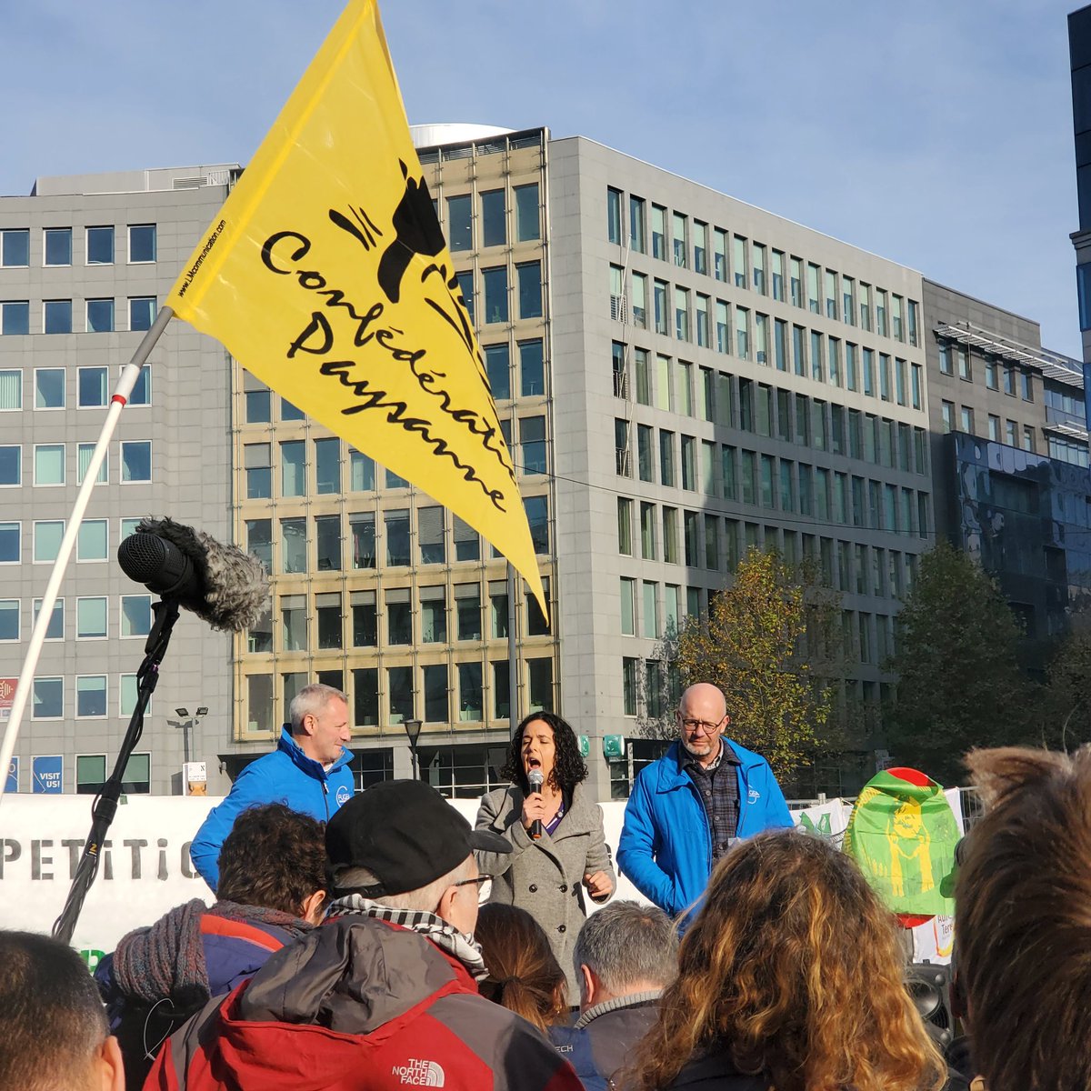 humundi (@humundi_ong) on Twitter photo Ce midi, nous étions en soutien à la lutte contre l'accord #UEMercosur organisé par <a href="/ECVC1/">European Coordination Via Campesina</a> et leurs membres <a href="/fugea/">FUGEA</a> et <a href="/ConfPaysanne/">Conf' Paysanne</a> pour protester contre le sacrifice de l'agriculture par <a href="/Trade_EU/">EU Trade 🇪🇺</a> & <a href="/EU_Commission/">European Commission</a>
#StopUEMercosur Ce midi, nous étions en soutien à la lutte contre l'accord #UEMercosur organisé par <a href="/ECVC1/">European Coordination Via Campesina</a> et leurs membres <a href="/fugea/">FUGEA</a> et <a href="/ConfPaysanne/">Conf' Paysanne</a> pour protester contre le sacrifice de l'agriculture par <a href="/Trade_EU/">EU Trade 🇪🇺</a> & <a href="/EU_Commission/">European Commission</a>
#StopUEMercosur