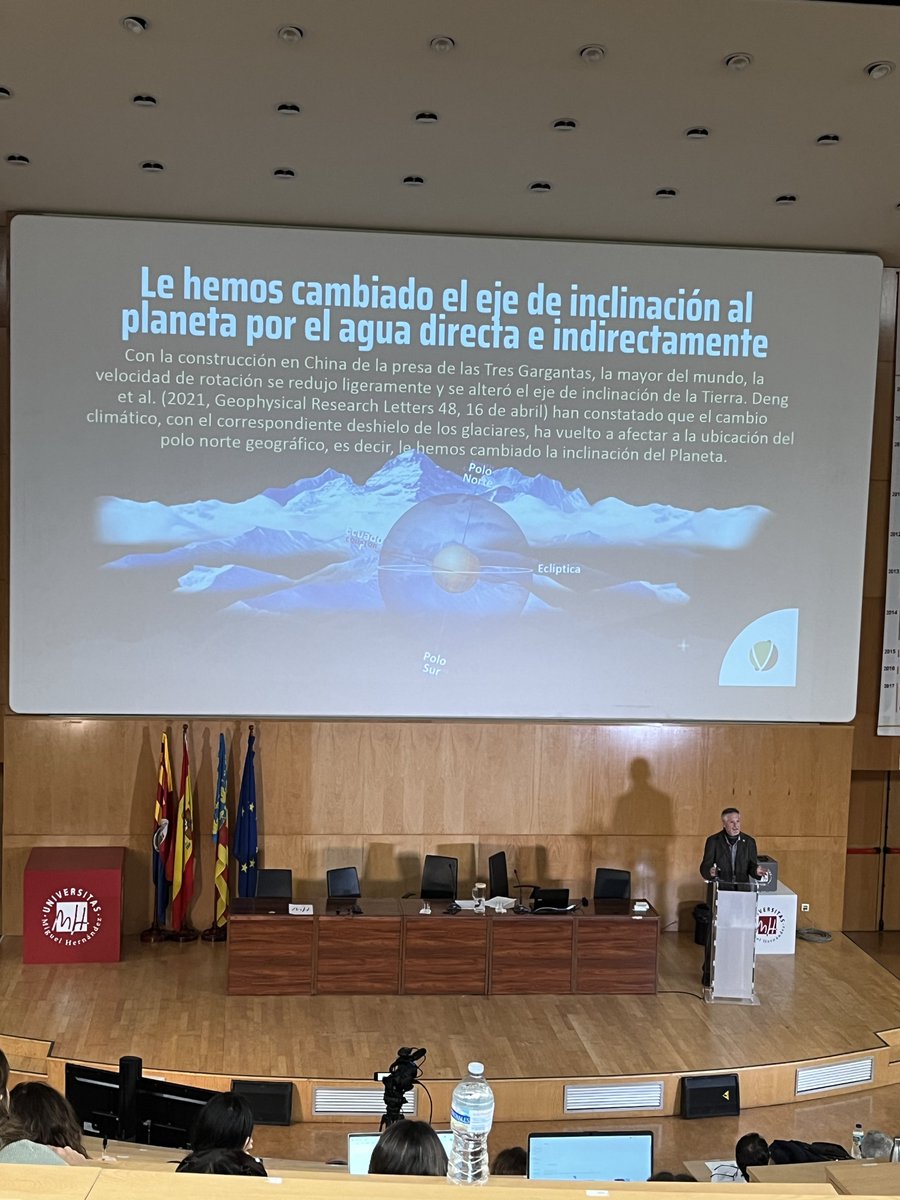 Claudio_Amorosb's tweet photo. Increíble charla de @FernandoVallada la que hemos podido  disfrutar esta mañana en la Universidad Miguel Hernández por el día de San Alberto Magno🌍.   Muy top!🙌🏽🔝 https://t.co/yPtgLvyn4W