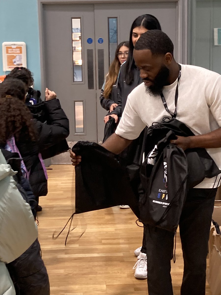 A spontaneous meeting of the players at HT and goodie bags at the end.

Thank you Kevine <a href="/SIYFatUEL/">SportInYourFutures</a>