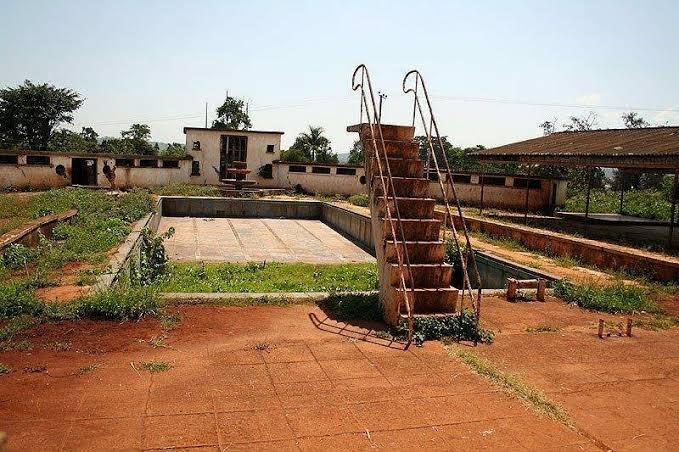 patrickoyulu's tweet photo. Wednesday Fact 

The first public swimming pool in Jinja was built at Amber Court.

Amber Court was the also the place to hangout from the 50s through to the late 70s.

When Idi Amin hit town, he would be in residence.

When Queen Elizabeth II commissioned Owen Falls Dam in 1954, she was hosted at a  luncheon there.

It has since gone to the dogs as seen in the picture 

Complied by @TBukumunhe