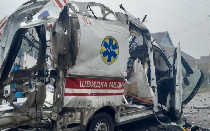 den_kazansky's tweet photo. In the Kherson region, the Russian army attacked an ambulance that arrived to evacuate wounded civilians after shelling. A drone destroyed the car.

The Russians have abolished all laws of war. Attacks on hospitals and ambulances are one of the features of this war https://t.co/nmn8gQ2PDy