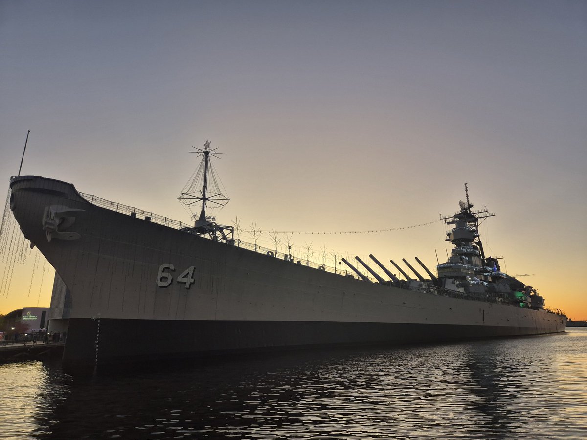 spearingw's tweet image. Golden hour for the Big Wisky ✨️ 

#USSWisconsin