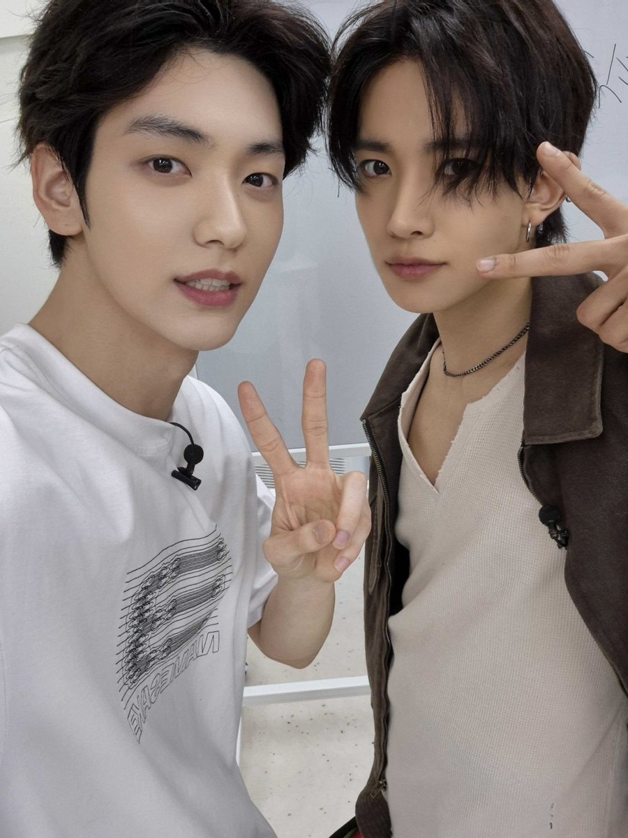 [241113] #SOOBIN Weverse

“heeseung is more handsome than i am…heeseung is the best” 

<a href="/TXT_members/">TOMORROW X TOGETHER</a> <a href="/TXT_bighit/">TXT OFFICIAL</a>