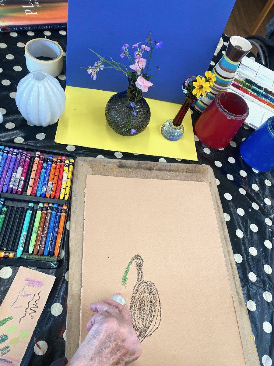 artasmedicine's tweet photo. Roberta Anderson drawing
Working with artists Belinda Guidi, Michael Kent and Jessica Wolfson, Neurological Rehabilitation Unit, QEUH.
#artinhospital #nhs #nhsggc #creativescotland #art #artandhealthcare #drawing #flowers #portrait https://t.co/QjE1UuSv7g
