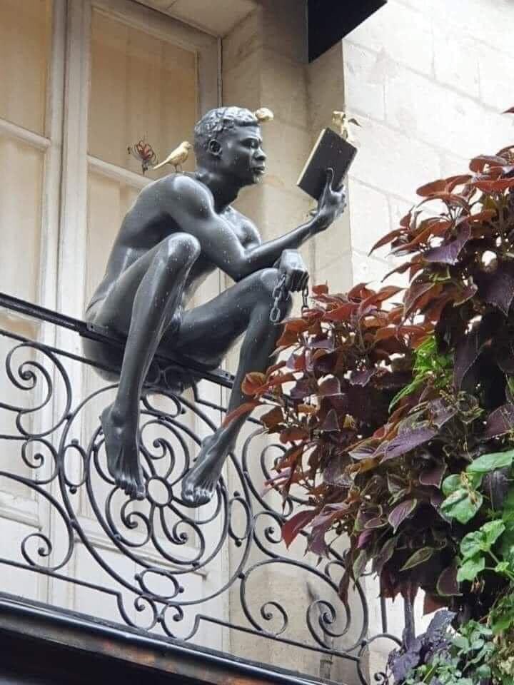 Le balcon d'une librairie à Nantes, France