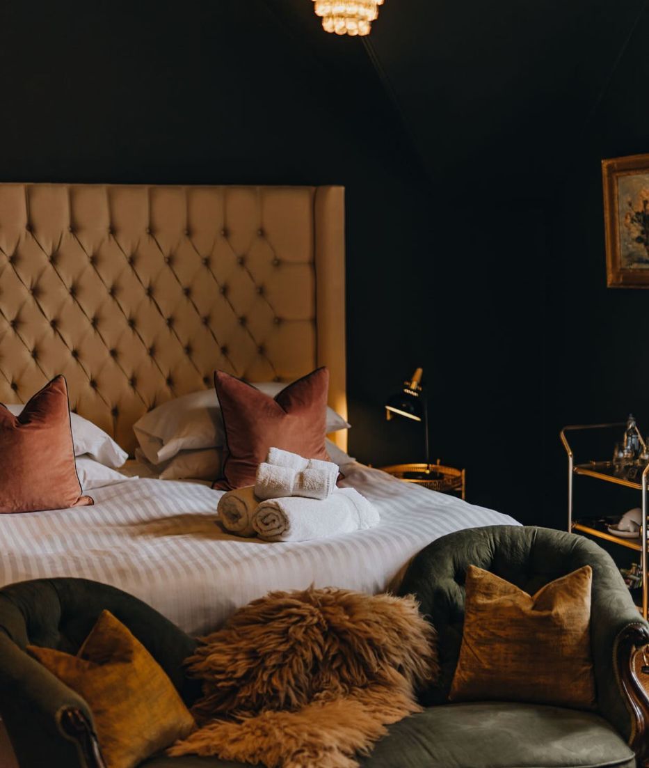 Anyone else just want to go to sleep right here?

Room 4 at @foyerslodge looking spectacular!

📷 by @scotlandmagic

buff.ly/44rX59d

#GoodHotelGuide