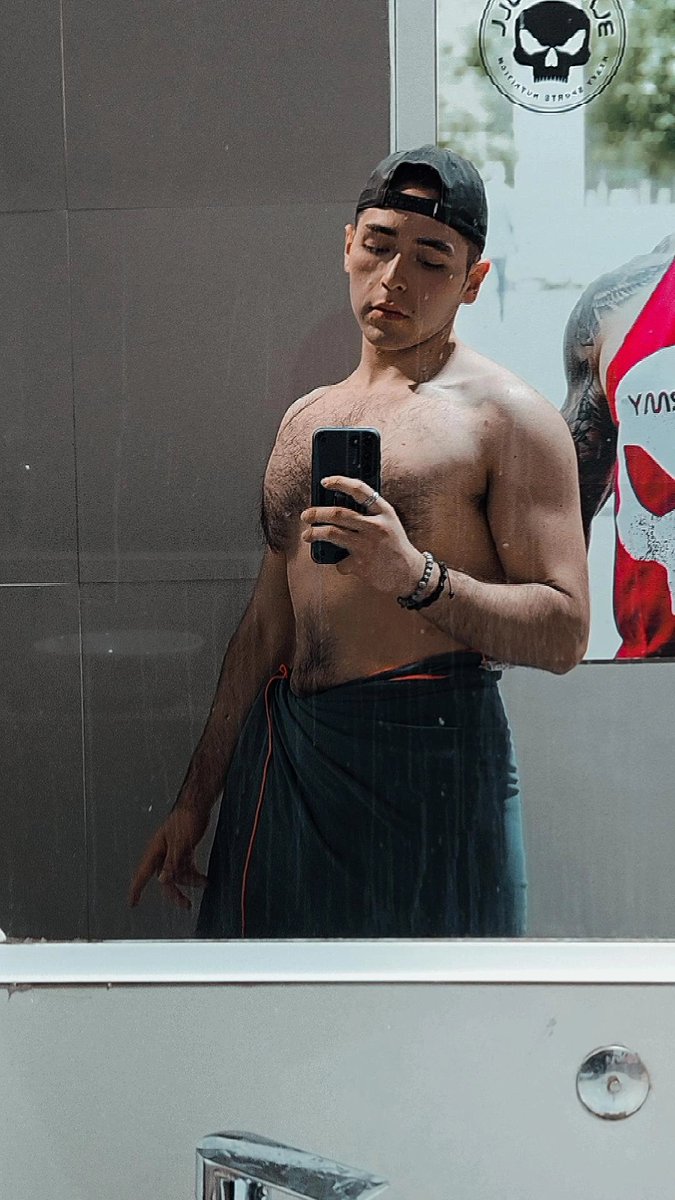 ignaciorojoa's tweet photo. Ya si igual se esta empezando a notar el gym 💪🏻✨️😴 
- https://t.co/KZiH21pL4W