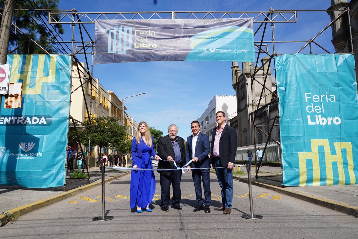 Andreswatsonok's tweet photo. Con gran satisfacción dimos inicio a la “XVII Edición de la Feria del Libro de Florencio Varela” con un desfile de jardines de infantes y otras instituciones, junto al Presidente de la Fundación “El Libro”, Alejandro Vaccaro. https://t.co/cag6OcWsBu
