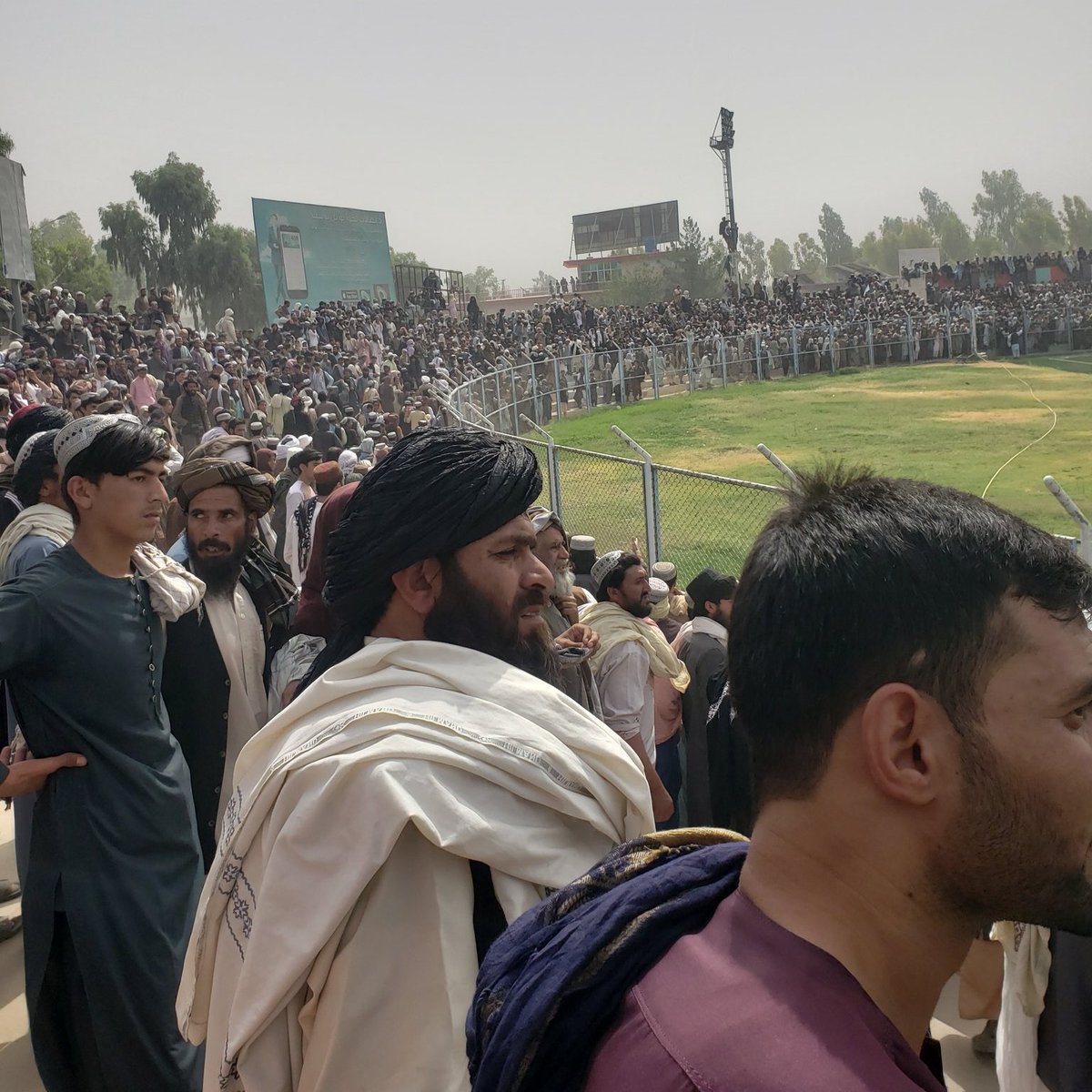 SanderSassen's tweet photo. Bijgewoond door duizenden belangstellenden organiseerde de Taliban vandaag een publieke executie onder de Sharia. Binnenkort ook op de Dam? @StephanvBaarle is al aan het lobbyen bij burgemeester Halsema.
#taliban #islam #sharia #moslim #executie
Bron: https://t.co/F0QwddlbLR https://t.co/qvK0TFeb9q
