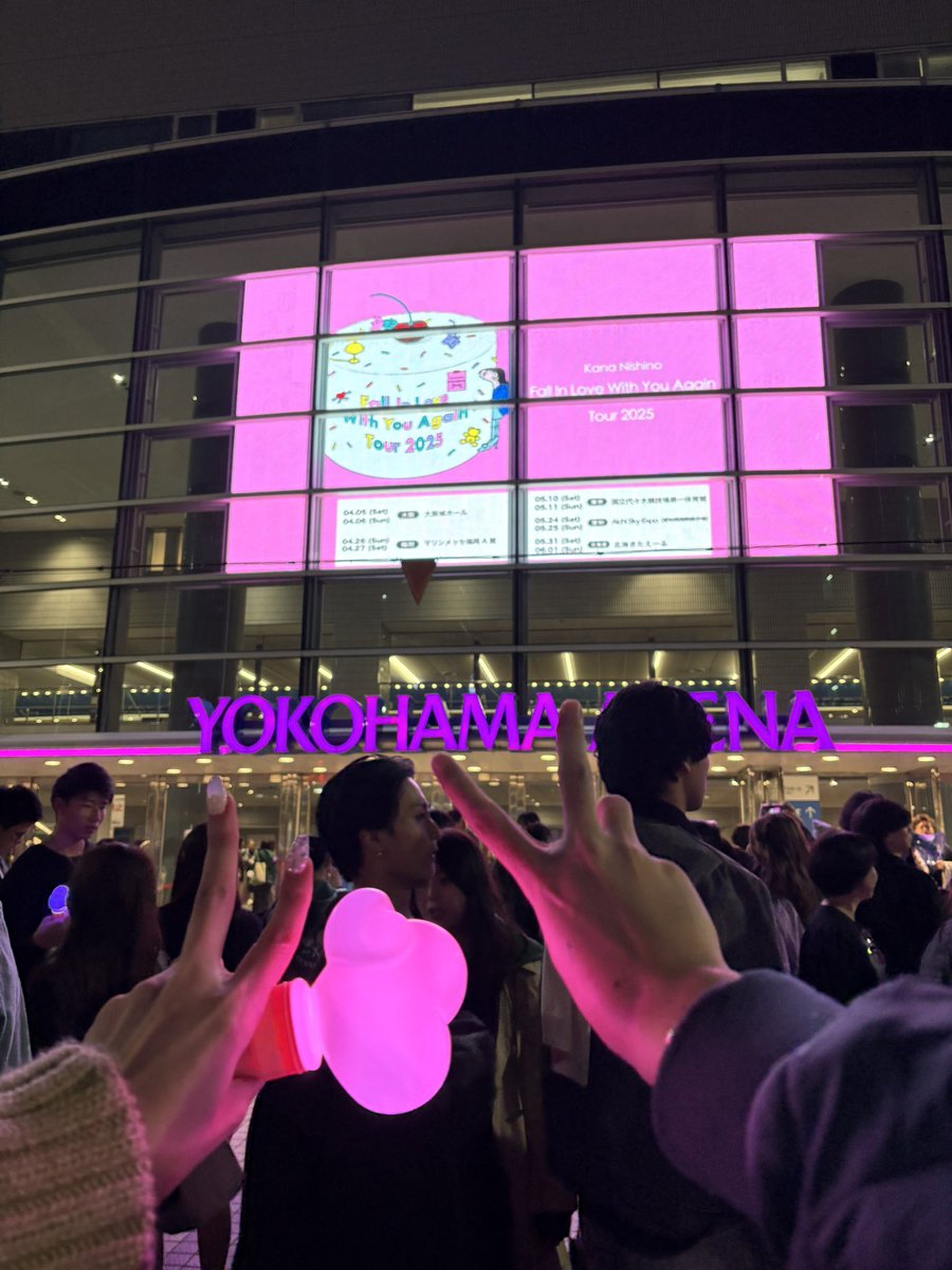 k_ponko's tweet photo. 西野カナファンの皆さん本当に優しくて、サインボール撮らせてくれるし、その彼氏さんは「ライブ中めちゃくちゃ楽しそうで、こっちまで楽しかったです！」って言ってくれるし、外でお姉さんの銀テ撮影手伝ったらステッカーくれるし、幸せな思い出いっぱい🥰

#西野カナ
#西野カナ_LoveAgainLive2024 https://t.co/TECloCrUjx
