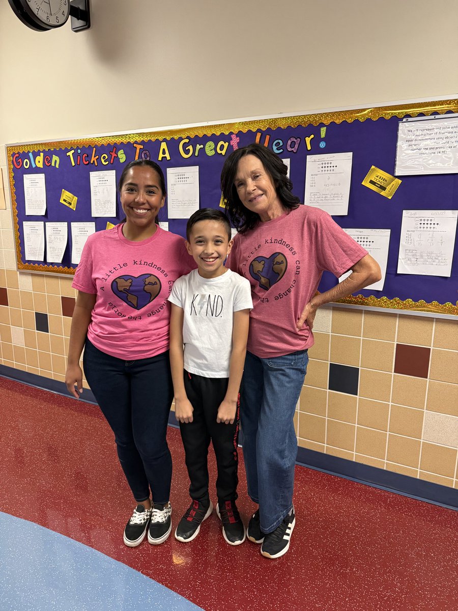 SrtaRuthUrioste's tweet photo. One of our students is spreading kindness on World Kindness Day and brought donuts for both of our classes! #AVCato https://t.co/SfWTl49ZFq