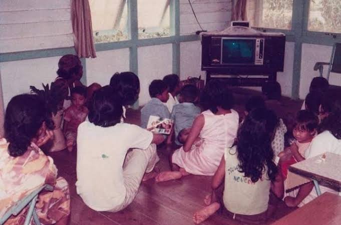 Kitalah generasi terakhir yg pernah merasakan nikmatnya nonton tv (ada yg cuman hitam putih layarnya) dg senang hati tanpa diganggu remote untuk pindah chanel sana sini rame rame satu kampung dengan powersupl aki yg jika strumnya akan hbs layarnya tv ciut tinggal separo 😔😞😞😞