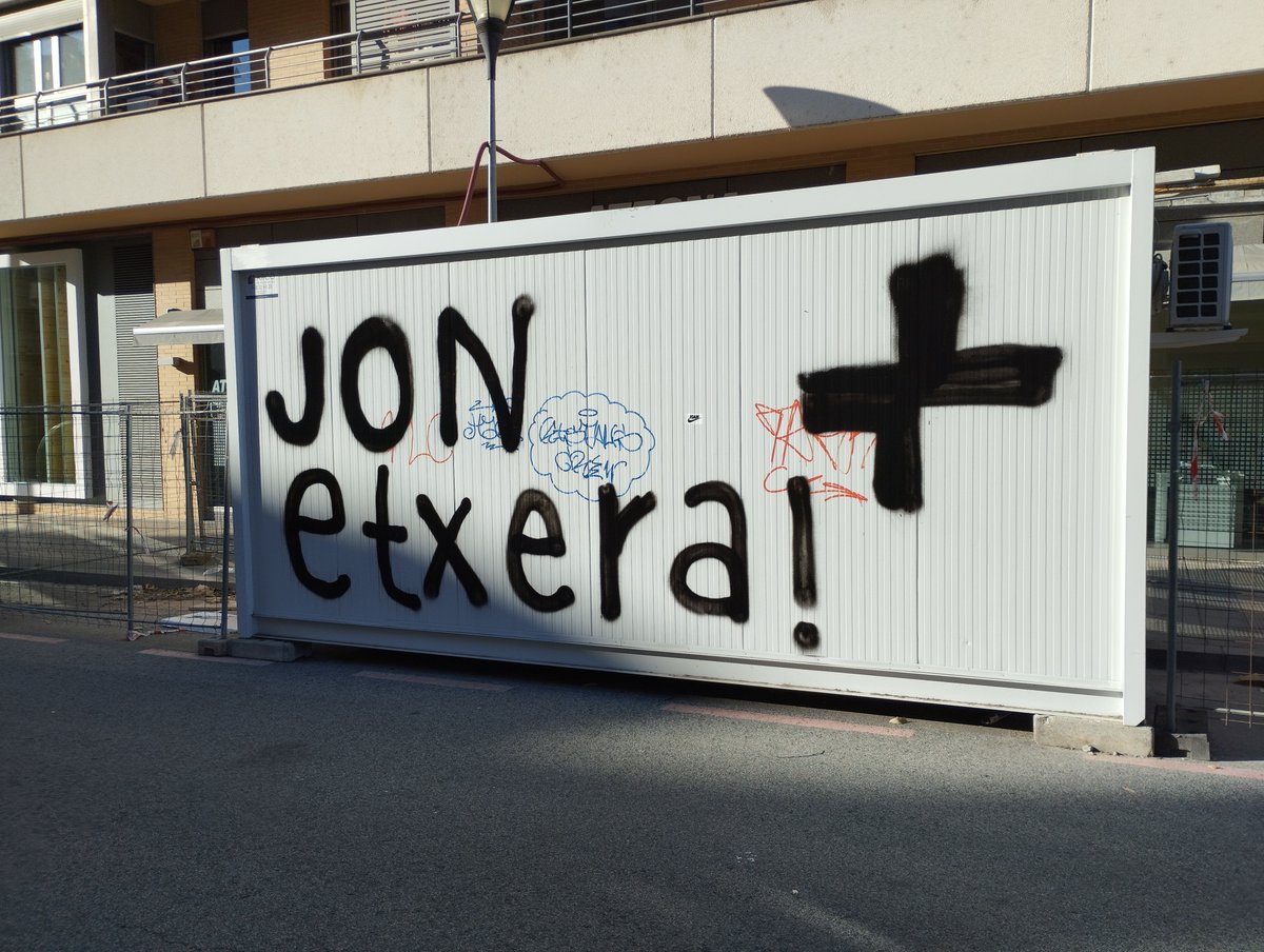 Iragan astean bezala, aste honetan ere, badoa pixkanaka-pixkanaka aldarria auzoko plaza eta kale ezberdinetatik zabaltzen. Larunbatean #EtxeraEguna: Salbuespen neurriei STOP! Jon etxera! #Arrotxapea