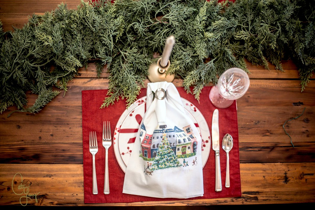 🎁 Purchase a holiday gift &amp; support a local non-profit! Our Season of Giving gift sets are now out at each of our locations. These custom gifts are $15/each. $15 from each purchase will be donated to a local non-profit organization! Visit expectgreatthingsbank.com/giving/ to learn more
