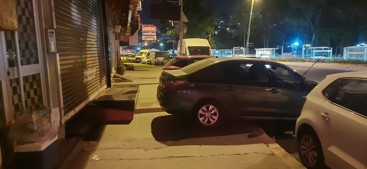 vardarliaydin's tweet photo. @halkinbelediye Merhaba, @eyupbelediyesi @Dr_MBulentOzmen  ana cadde üzerindeki kaldırımlar için de bir şeyler yapacağınızı umuyorum. Dükkanların rampaları zaten kaldırımı işgal ediyorlar, araçlar binaların içlerine kadar giriyor. Örnek olması açısından bir kaç fotoğrafı sizlerle paylaşıyorum. https://t.co/DF3a4XtCu3