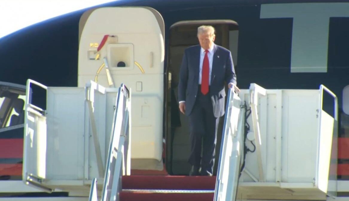 MukherjeeVeer's tweet photo. President-elect @realDonaldTrump lands at Joint Base Andrews in Washington D.C. 

#Trump is to meet @POTUS at the White House on #Biden's invitation. 

#USElection2024 #Trump2024 #KamalaLost #TrumpVance2024Landslide https://t.co/1m00Yv0Ev3