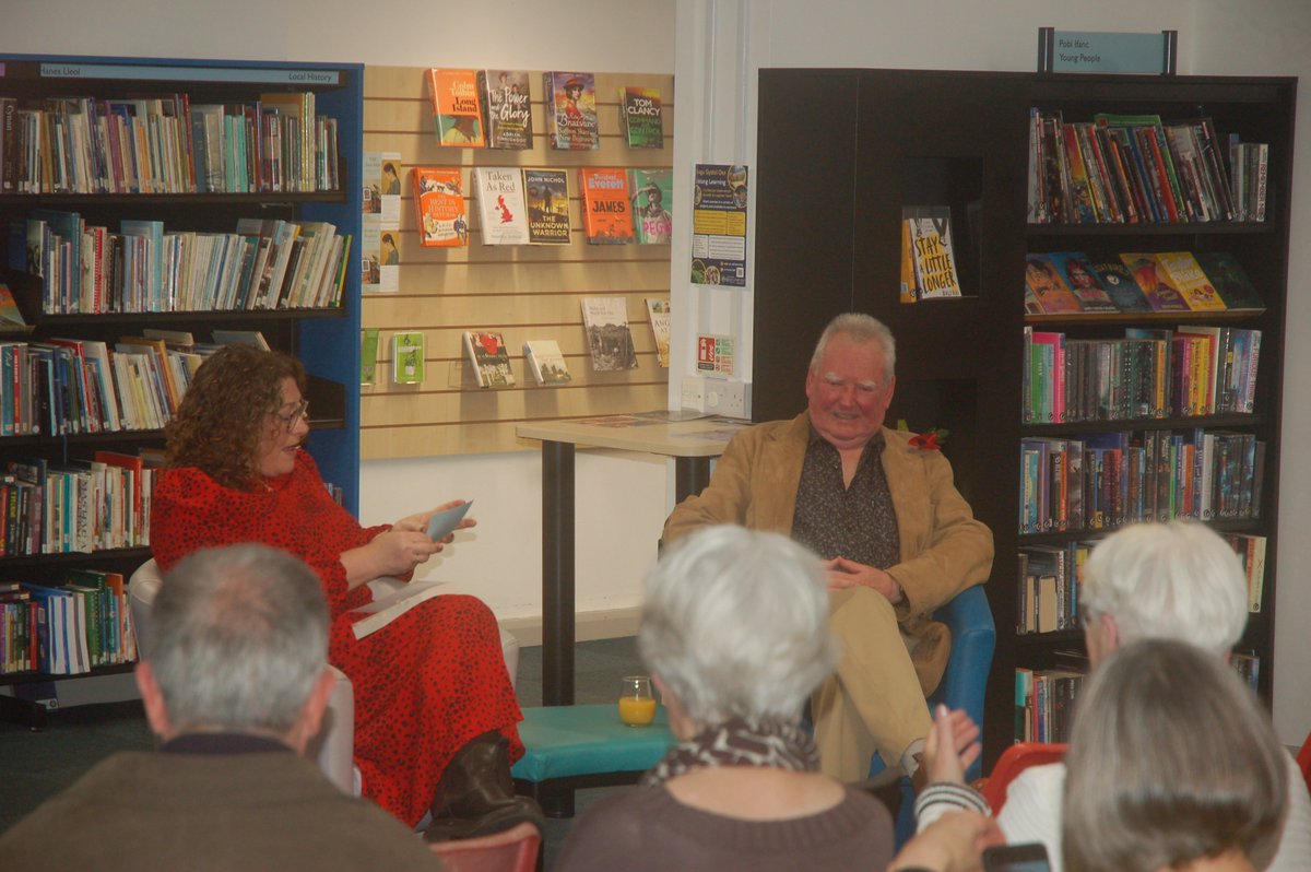 Diolch i bawb am ddod i laniad Dan y Ddaear, nofel diweddaraf John Alwyn Griffiths wythnos diwethaf! Noson hyfryd!