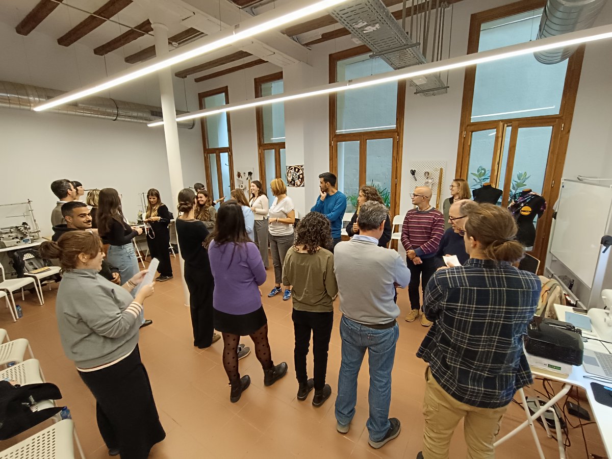 TotRaval's tweet image. Els i les participants van participar en la dinàmica "Canviem de sabates", que els va permetre reflexionar sobre la influència dels privilegis en la contractació, i posteriorment van treballar en grups sobre diversos casos pràctics a partir dels quals van debatre.