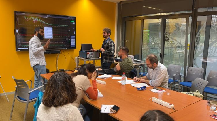 ICFOnians's tweet photo. Participants of the MINDLAB workshop attended hands-on session with researchers of @ICFOnians.

This lab sessions focused on the latest #photonics technologies, and provided participants with the opportunity to work with advanced equipment. https://t.co/HAJpuLZ7HH