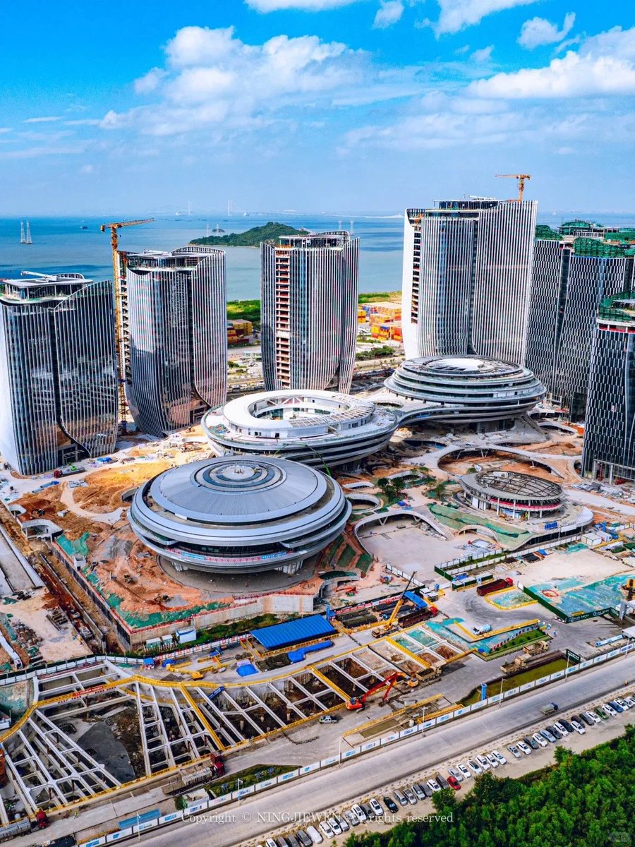 Tencent city is taking shape in Baoan district. 

#architecture #tencent <a href="/TencentGlobal/">Tencent 腾讯</a> #wechat #shenzhen #chinesecity #cityscape