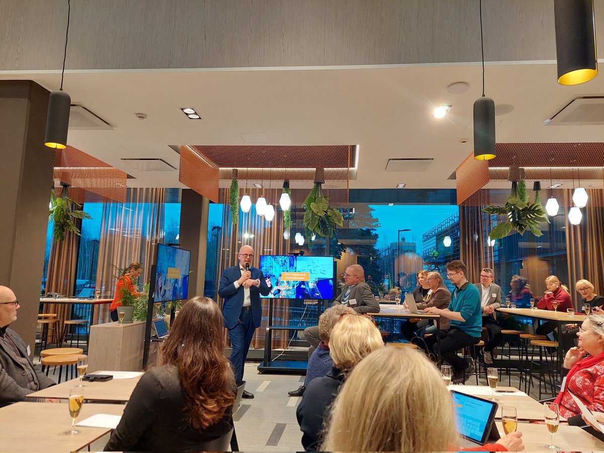 Marraskuussa pimeyden ja tihkusateen keskellä on erityisen elähdyttävää kuulla tutkimuksen ja innovoinnin uusista saavutuksista. <a href="/VTTFinland/">VTT</a> järjestämä "12 Demoa" -tilaisuus oli mielenkiintoinen ja opettavainen mahdollisuus perehtyä aiheeseen: kiitos järjestämisestä! #tki