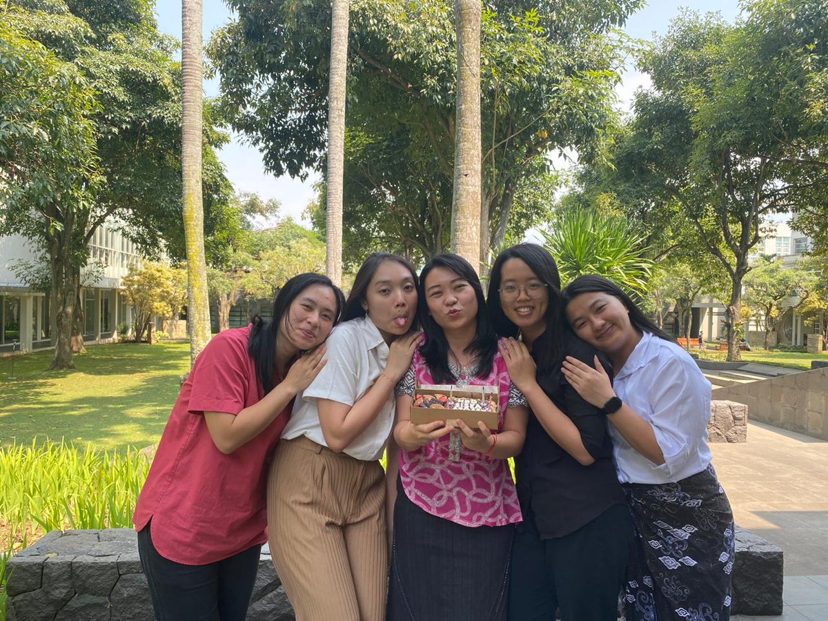 siscadj116's tweet photo. Menikmati anugerah demi anugerah Tuhan, bersyukur atas 28 tahun dalam pimpinan dan kebaikan Tuhan. Bersama Susi. Mandy. Vei n Nana (311) n beloved one! 😘 https://t.co/ZaUI5yBTTb