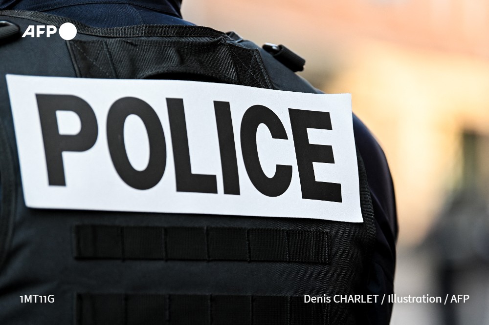 afpfr's tweet photo. ➡️ L'homme a été interpellé en gare de Toulon après avoir agressé une jeune femme à bord d'un train. Il s'est présenté comme un Camerounais de 32 ans faisant l'objet d'une obligation de quitter le territoire français, selon une source policière #AFP https://t.co/suKlmm4BRG