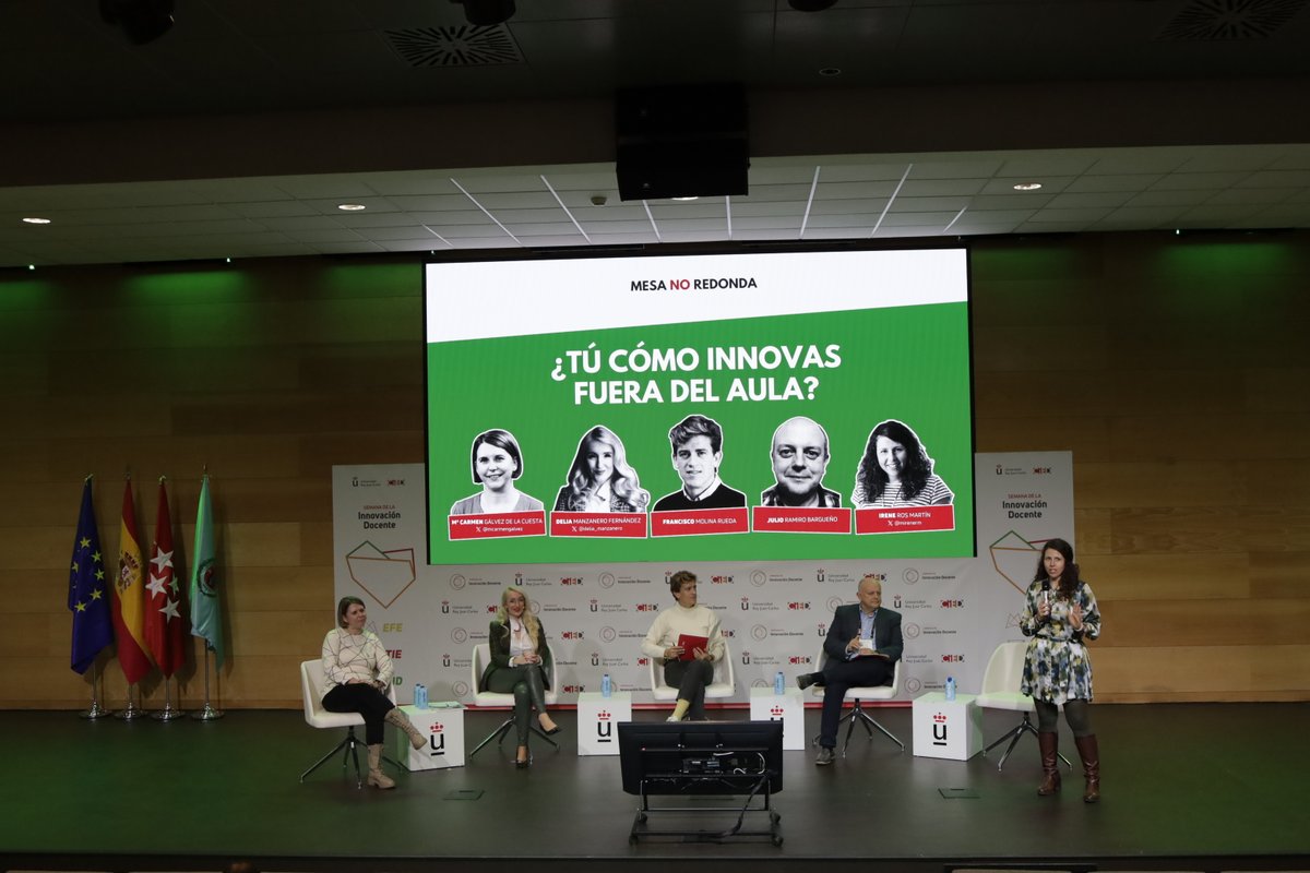 Estamos ya en la mesa NO redonda: ¿Tú cómo innovas fuera del aula? ¡Con una dinámica muy innovadora!! <a href="/mcarmengalvez/">Mª Carmen Gálvez</a>, <a href="/delia_manzanero/">Delia Manzanero</a>, Julio Ramiro y Francisco Molina comienzan contando una experiencia docente… ¿verdadera o no? ¡Los asistentes deciden y debaten! 
#JID24 <a href="/urjc/">URJC</a>