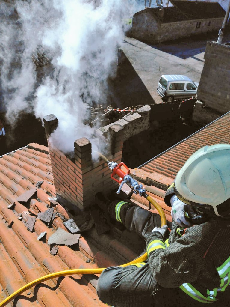 112Cantabria's tweet photo. Extinción de incendio de chimenea en #Naveda #CampooDeSuso. Bomberos @cantabriaes sofocan las llamas, refrescan el tiro y revisan la instalación. https://t.co/e8iD3gkDtG