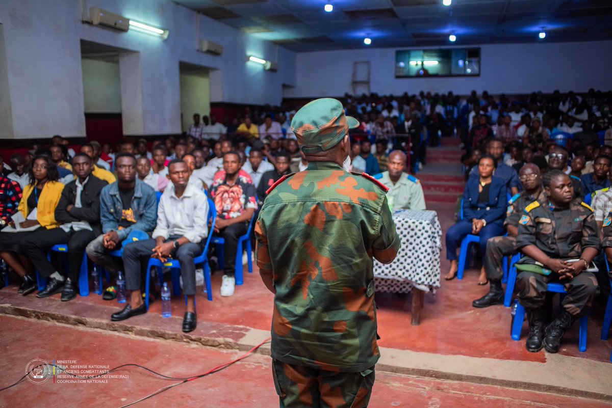 ReserveArmeeRDC's tweet photo. Le Lieutenant-Général PADIRI BULENDA David, Coordonnateur National de la Réserve Armée de la Défense (RAD), a clôturé sa mission à Kisangani par une rencontre avec les jeunes diplômés de la formation paramilitaire de Bengamisa. Entre chants patriotiques et sensibilisation, il a souligné le rôle crucial de la jeunesse dans La Défense Nationale. Un échange inspirant, suivi d’une présentation sur la RAD et de discussions enrichissantes.

#RDC
#JeunessePatriotique  #RéserveArméeDeLaDéfense
#RAD