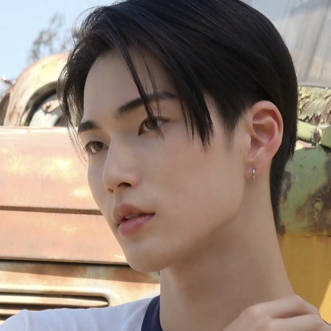 xngsmate's tweet photo. seunghan has the best eyebrows i’ve ever seen https://t.co/wMY8FGH0tz