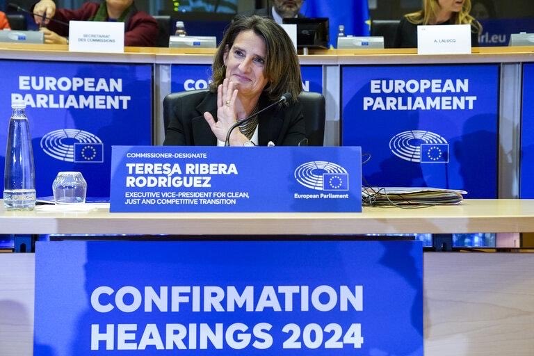 Dernier temps de ce marathon d’auditions parlementaires avec le grand oral de Mme Teresa Ribera, candidate au poste de vice-présidente exécutive en charge de la transition propre, juste et compétitive.