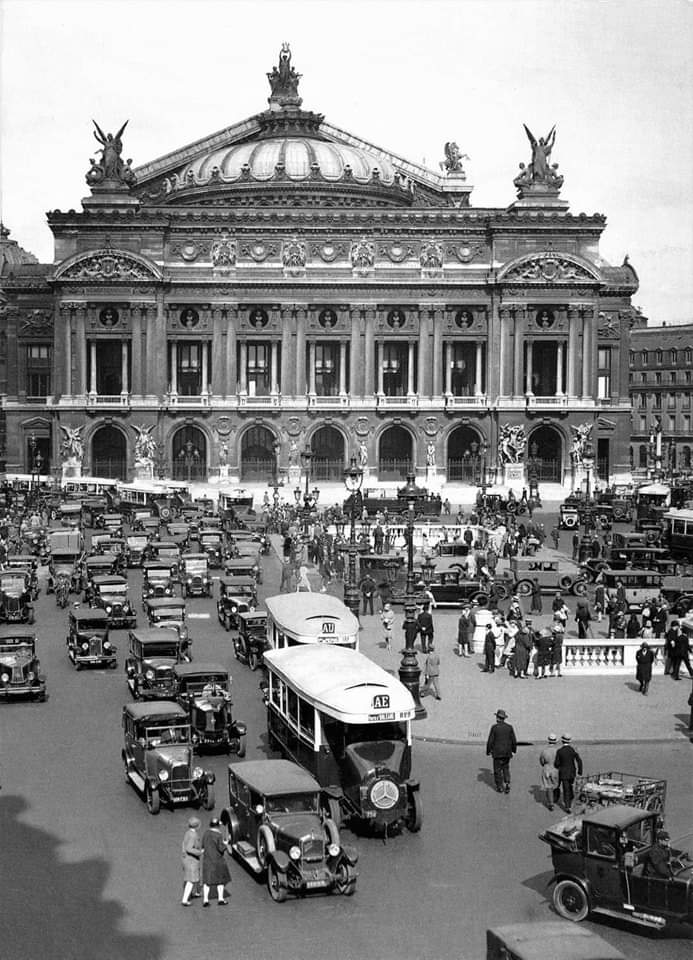 ParisAMDParis's tweet photo. Place de l'Opéra. 
1929. Paris trafic https://t.co/JDfDPRysoc