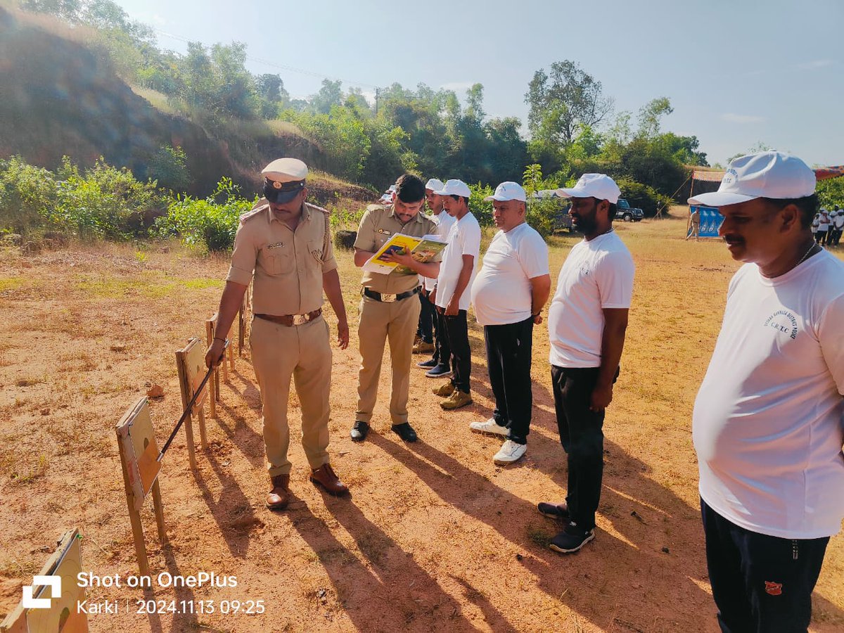 spkarwar's tweet photo. #ಉತ್ತರಕನ್ನಡ ಜಿಲ್ಲೆಯ ಭಟ್ಕಳ ಉಪವಿಭಾಗದ ಆಯ್ದ ನಾಗರಿಕರಿಗೆ, ಹೊನ್ನಾವರದ ಕರ್ಕಿ ಫೈರಿಂಗ್ ರೇಂಜ್ ನಲ್ಲಿ ಬಂದೂಕು ತರಬೇತಿ ನಡೆಸಲಾಯಿತು.@DgpKarnataka @Rangepol_WR @KarnatakaCops #uttarakannadapolice #UttaraKannada #Police #weapontraining https://t.co/5G9xm50TXU