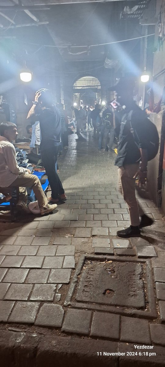 Yezdezar's tweet photo. @mybmcWardA @mybmc 
Location:  Opposite Bombay High Court, Mulla House, Flora Fountain, Churchgate 
After High Court Order Hawkers removed but they are back by afternoon and fully functional by evening. .Constables posted there but they also are mute spectator https://t.co/wImmSra9TZ