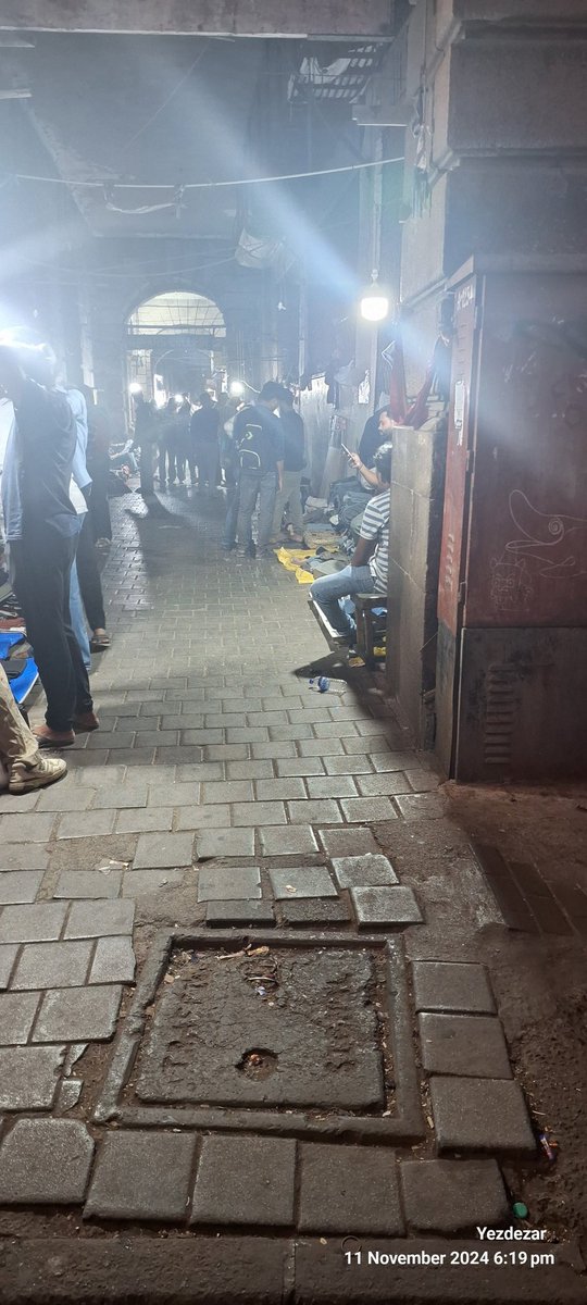 Yezdezar's tweet photo. @mybmcWardA @mybmc 
Location:  Opposite Bombay High Court, Mulla House, Flora Fountain, Churchgate 
After High Court Order Hawkers removed but they are back by afternoon and fully functional by evening. .Constables posted there but they also are mute spectator https://t.co/wImmSra9TZ