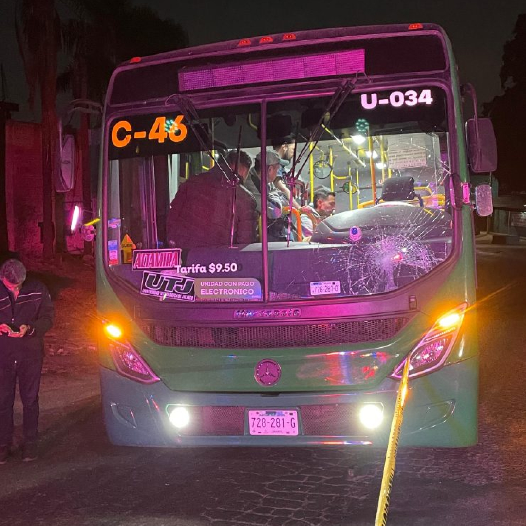 EnterateTonala's tweet photo. #EntérateTonalá | Momentos antes de la madrugada de hoy, un hombre, fue arroyado por una unidad de la ruta C-46, a la altura de la colonia Francisco Villa, en Tonalá 🚌💥

📰 Nota completa en el enlace: https://t.co/E5GULEgEY5 https://t.co/O3qMS3xIsY